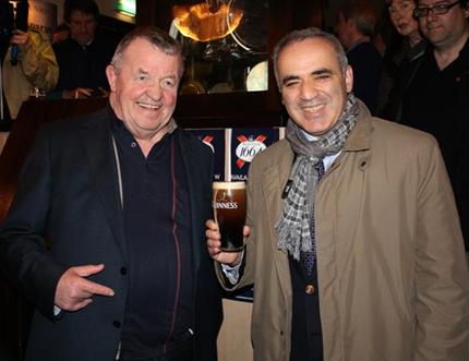 Irish FIDE Delegate Eamon Keogh serves Garry Kasparov a Guinness