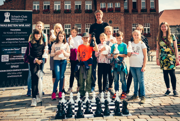 GM Sebastian Siebrecht poses for a photo with the kids in Wittstock square at ran an der Turm